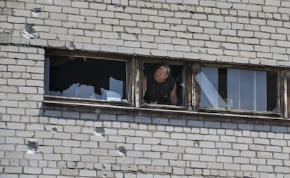 Um homem em um prédio danificado pelos combates em Slaviansk.