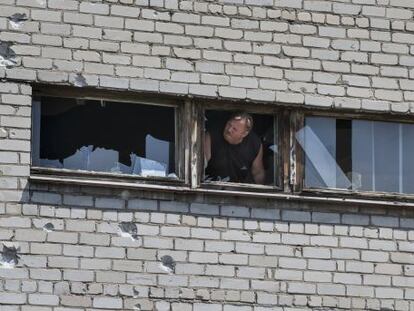 Um homem em um prédio danificado pelos combates em Slaviansk.