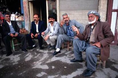 Tertulia callejera en Diyarbakir, una ciudad mayoritariamente kurda.