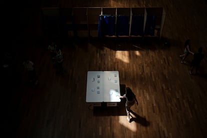 Una mujer recoge sus votos en un colegio electoral para votar en la segunda vuelta de las elecciones legislativas, en Lyon, centro de Francia.