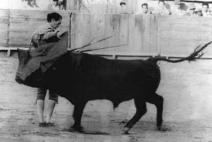 Manolete torea por <i>manoletinas </i>en 1946 en México.