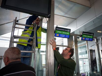 Empleados del aeropuerto Henri Coanda preparaban los cambios en el control de pasaportes para la entrada de Rumania en el espacio Schengen, en Otopeni, cerca de Bucarest, el jueves.