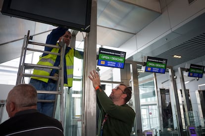 Empleados del aeropuerto Henri Coanda preparan los cambios en el control de pasaportes para la entrada de Rumania en el espacio Schengen, en Otopeni, cerca de Bucarest