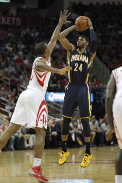 Paul George lanza a canasta defendido por Terrence Jones