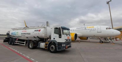 Operación de abastecimiento de combustible a un avión de Vueling en el aeropuerto de Sevilla.