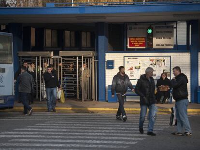 Algunos trabajadores salen de la acer&iacute;a en Radinac en Serbia.