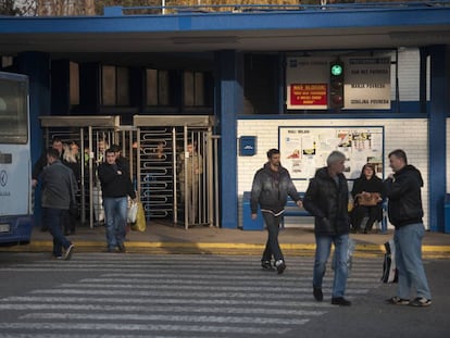 Algunos trabajadores salen de la acería en Radinac en Serbia.