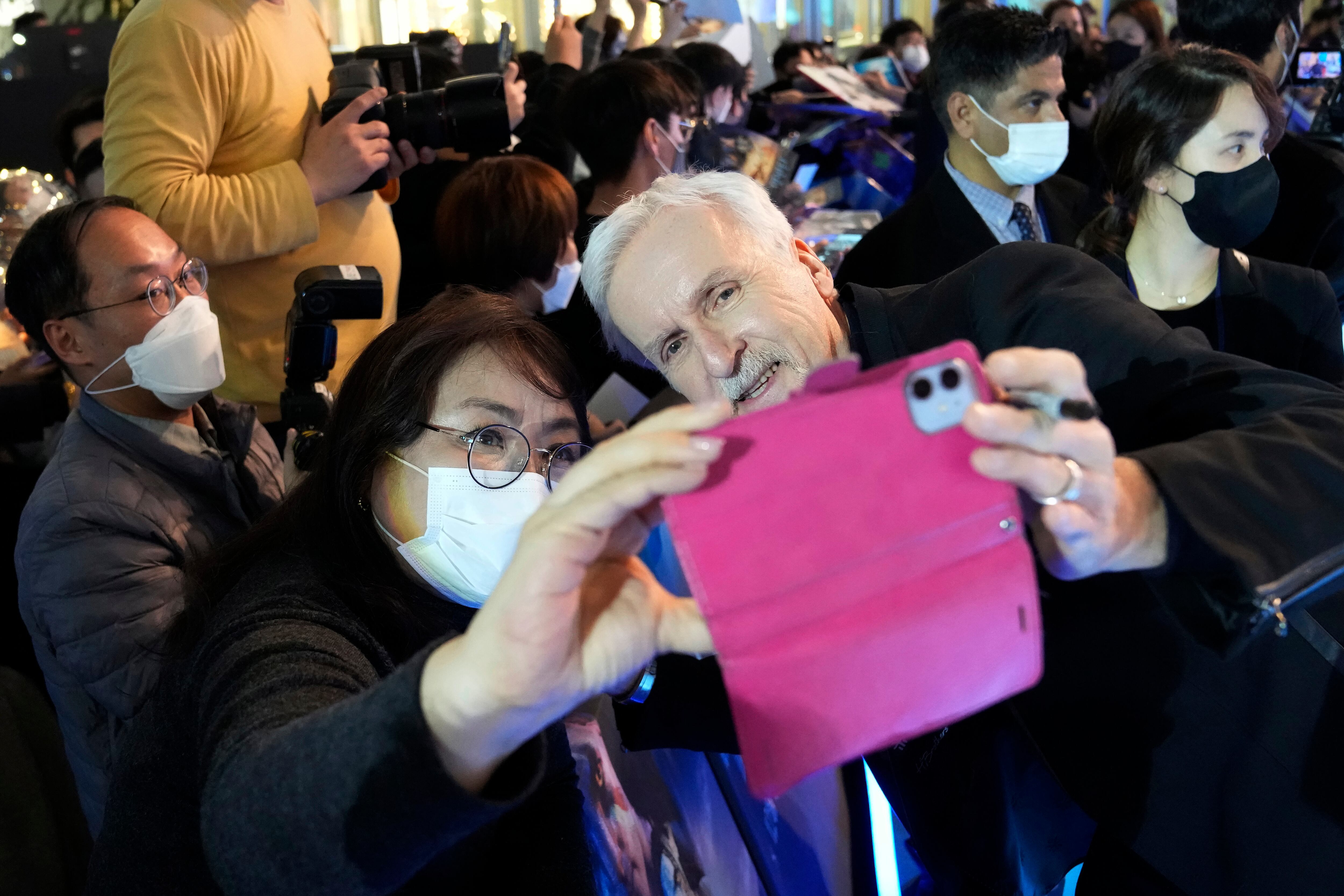 James Cameron, el 9 de diciembre, atendiendo a los fans en el estreno en Seúl.