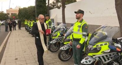 Un sacerdote bendiciendo ayer a las motos nuevas y a los guardias de Tr&aacute;fico en Canarias.