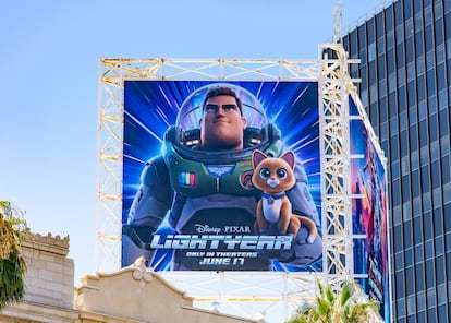 Cartel publicitario de la película 'Lightyear' en Hollywood.