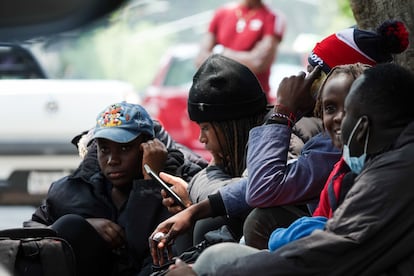 Campamento de migrantes haitianos en las inmediaciones de la Comisión Mexicana de Ayuda a Refugiados (COMAR) en la Ciudad de México
