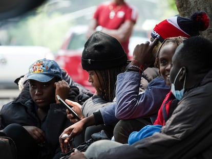 Campamento de migrantes haitianos en las inmediaciones de la Comisión Mexicana de Ayuda a Refugiados (COMAR) en la Ciudad de México.