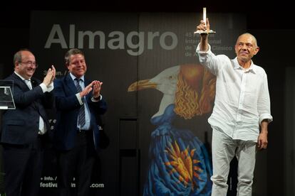 Lluís Pasqual posa con el Premio Corral de Comedias, acompañado por el ministro de Cultura, Miquel Iceta (izquierda), y el presidente de Castilla-La Mancha, Emiliano García-Page.