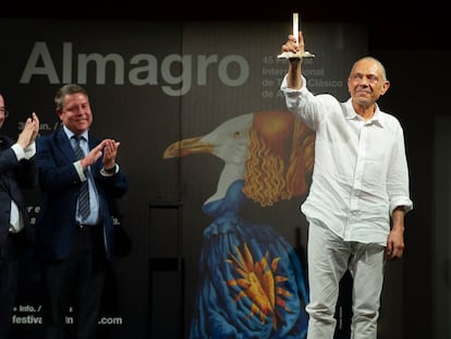 Lluís Pasqual posa con el Premio Corral de Comedias, acompañado por el ministro de Cultura, Miquel Iceta (izquierda), y el presidente de Castilla-La Mancha, Emiliano García-Page.