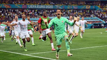 El portero suizo Yann Sommer celebra el pase a cuartos tras detener el penalti a Mbappé.