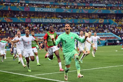 El portero suizo Yann Sommer celebra el pase a cuartos tras detener el penalti a Mbappé.