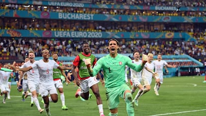 El portero suizo Yann Sommer celebra el pase a cuartos tras detener el penalti a Mbappé.