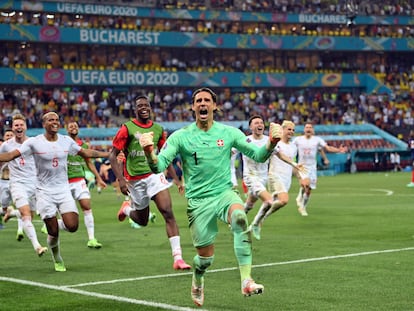 El portero suizo Yann Sommer celebra el pase a cuartos tras detener el penalti a Mbappé.