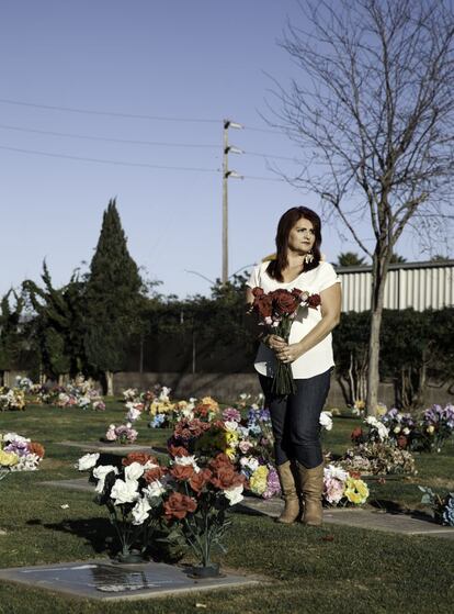 Debbie Aguilar es nieta de mexicanos residente en Salinas. Ha sufrido la violencia de las 'gangs' o bandas. Así perdió a su hijo Stephen en 2002, acribillado a balazos, y a su sobrino Paul a principios de 2015, también por disparos.