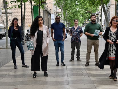 De izquierda a derecha: Núria Calafell, Athena Farrokhzad, Fiston Mwanza Mujila, Josep Pedrals, Jaume Coll Mariné y Miren Agur Meabe, en La Rambla de Barcelona.