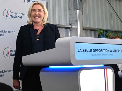 La líder del partido de extrema derecha francés Reagrupamiento Nacional, Marine Le Pen, celebra los resultados electorales, este domingo en Henin-Beaumont, norte de Francia.