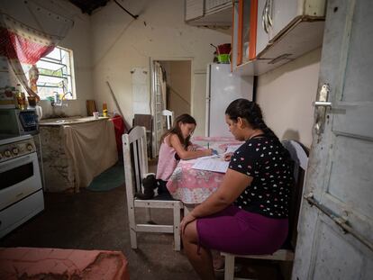 Una mujer ayuda a su hija en sus labores escolares en São Jose dos Campos, en Brasil, en julio pasado.