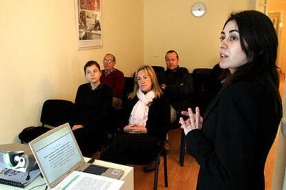 Una profesora imparte una clase en la escuela de padres Baby Boom, de Barcelona.