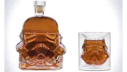 Decantador de whisky con forma de casco de soldado imperial, para ahogar las penas producidas por el terrible Darth Vader. En la página británica de Amazon puedes hacerte con él con vaso incluido por 55 euros.