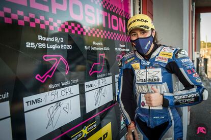 Beatriz Neila, tras lograr la 'pole' en el circuito de Imola hace una semana, en una imagen de la federación de motociclismo.