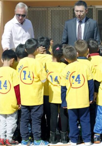 Cruyff i Bartomeu, amb alumnes del CEIP Seat.