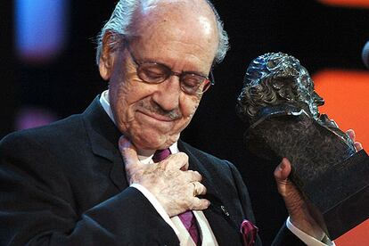 José Luis López Vázquez ha sido reconocido por la Academia de las Artes y las Ciencias Cinematográficas de España con el Goya de Honor 2004. El actor ha dedicado el premio al desaparecido Agustín González, al público y "a un amor tardío".