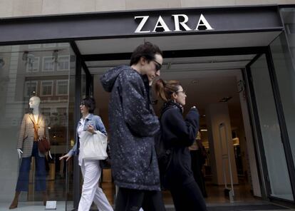 Dos personas pasan ante una tienda de Zara en Madrid