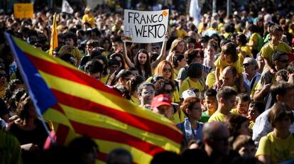 La masa de manifestantes, entre los que había niños, ha teñido de amarillo las calles del centro de Barcelona mediante camisetas de SOS Educación Pública de Calidad, y se han escuchado reivindicaciones como 'Le dicen recortes y son privatizaciones'; 'Hoy la educación está en la calle', y 'La educación pública y de calidad'.