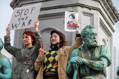 Protesta contra la invasión rusa de Ucrania, este miércoles frente a la sede del Parlamento Europeo, en Bruselas.