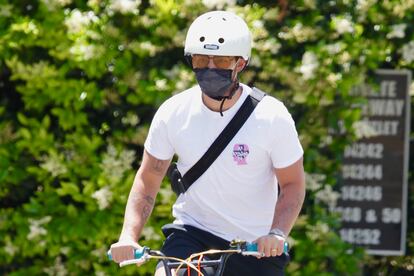 El cantante Joe Jonas durante un paseo en bici en Los Ángeles.