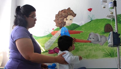 Juan Pedro juega con el mural de su cuarto en el Hospital 12 de Octubre.