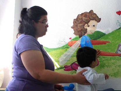 Juan Pedro juega con el mural de su cuarto en el Hospital 12 de Octubre.