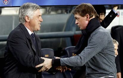 Ancelotti y Vilanova se saludan antes del inicio del partido.