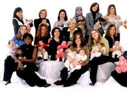 16 mujeres embarazadas el 11 de septiembre que perdieron a sus maridos posan para un programa de la ABC.