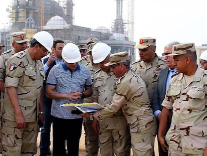 El presidente egipcio Al Sisi, visitando las obras de la nueva capital.