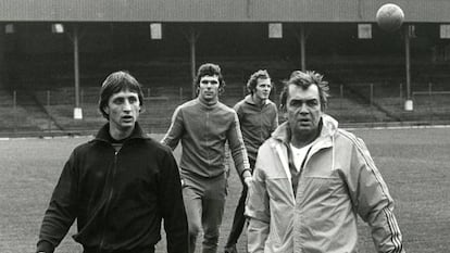 Happel junto a Cruyff, durante un entrenamiento con Holanda en 1977.