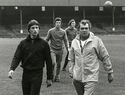 Happel junto a Cruyff, durante un entrenamiento con Holanda en 1977.