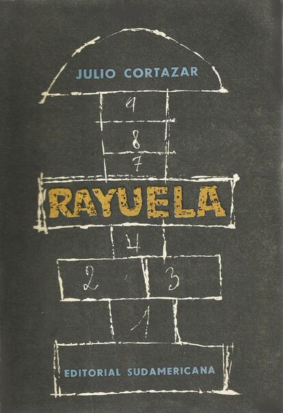 Los comisarios de la exposición 'La literatura latinoamericana vuelve a cruzar el Atlántico' son Raúl Manrique Girón y Claudio Pérez Míguez, directores del Museo del Escritor, espacio que alberga la librería Centro de Arte Moderno. En la imagen, primera edición de 'Rayuela', de Julio Cortázar, de la Editorial Sudamericana, publicado en Buenos Aires en 1963.