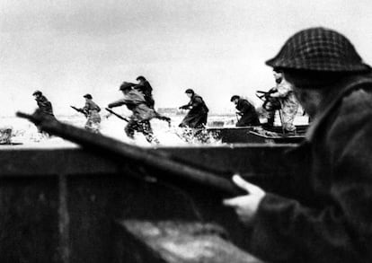 Soldados canadienses desembarcan en la playa de Courseulles, un sector de Juno, en Normandía, el 6 de junio de 1944. Utah, Omaha, Gold, Juno y Sword fueron los nombres en clave de las playas de Normandía.