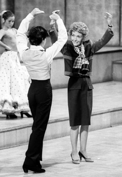 Madrid, 7 de mayo de 1985. Nancy Reagan, esposa del presidente de Estados Unidos, se arranca por fadanguillos en la clase de danza a la que asiste en el conservatorio.