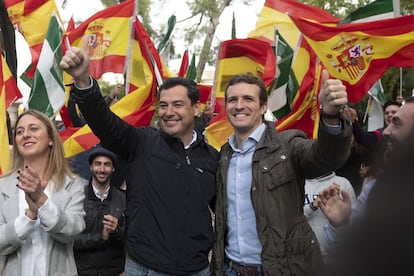 El presidente del PP, Pablo Casado, derecha, junto al candidato en las elecciones andaluzas Juan Manuel Moreno Bonilla, en un acto de Nuevas Generaciones celebrado en Sevilla el 4 de noviembre de 2018.