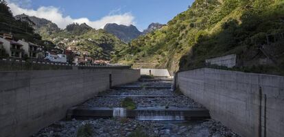 Canal para el agua construido con fondos de la UE tras las riadas de 2010 en Ribeira Brava (Madeira, Portugal).