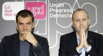 El diputado de UPyD Toni Cantó y el coordinador del partido en la Comunidad Valenciana, Alexis Marí, en la rueda de prensa.