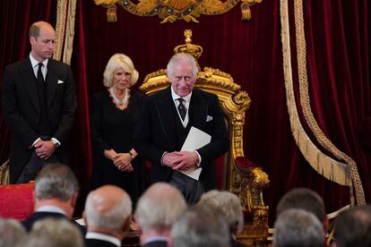 Guillermo, príncipe de Gales; Camila, reina consorte; y el nuevo rey Carlos III, durante el acto de proclamación del monarca, este sábado en Londres. 