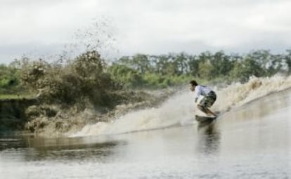 Un surfista en el Amazonas brasileño.